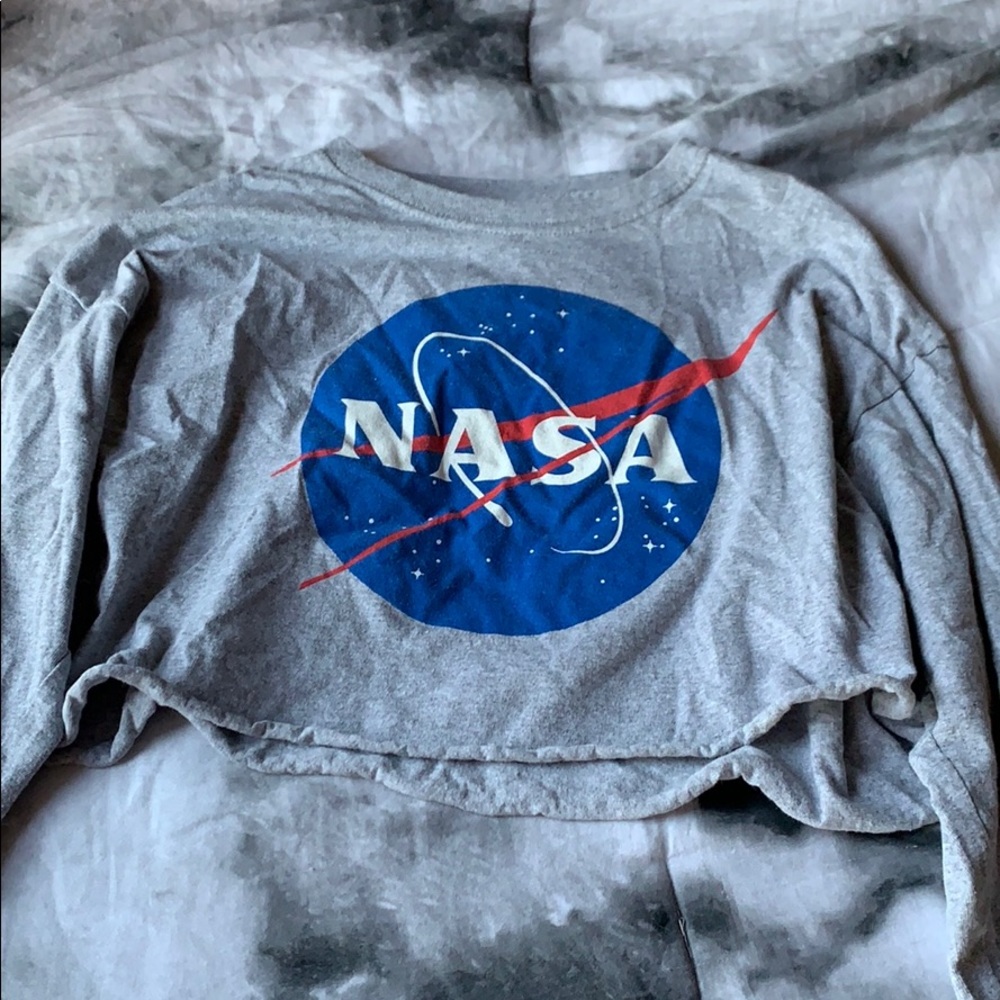 Cropped nasa graphic long sleeve shirt.